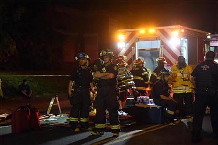 los bomberos trabajan en el escenario del accidente Cinco muertos y decenas de heridos al descarrilar un tren en Filadelfia